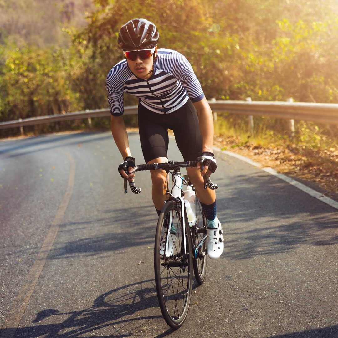 Sportlicher Radfahrer auf dem Rennrad.
