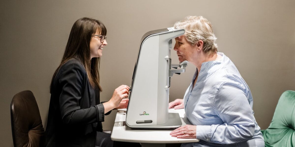 Behandlung der Augenerkrankung einer Patientin mittels Photobiomodulation.