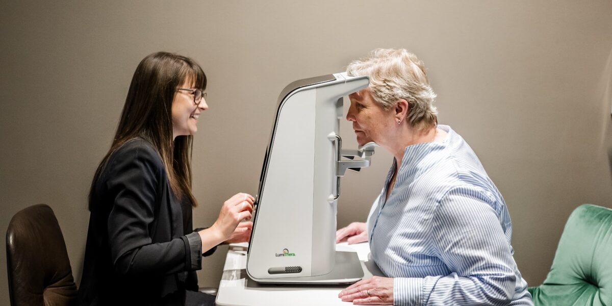 Behandlung der Augenerkrankung einer Patientin mittels Photobiomodulation.