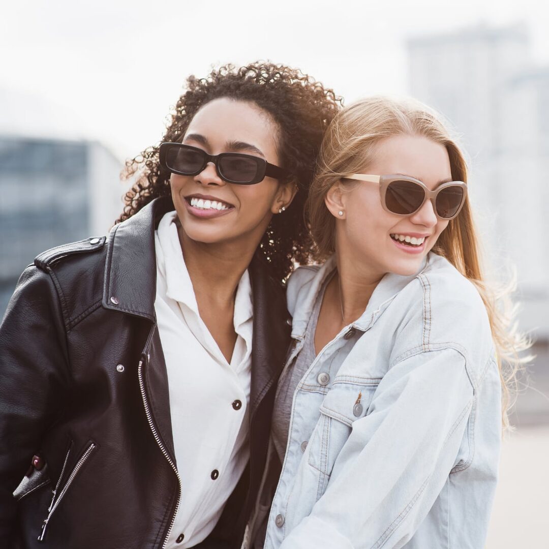 Zwei junge Frauen mit Sonnenbrille.