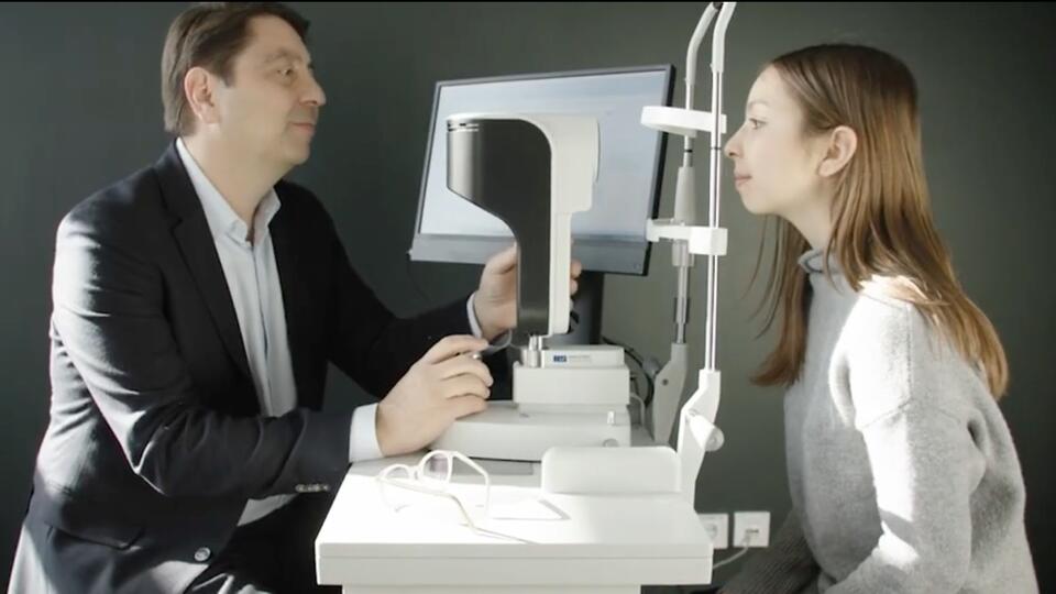 Prof. Kaymak untersucht die Augen seiner Tochter Leyla.