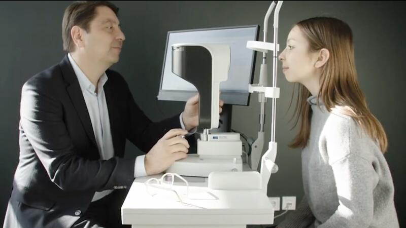 Prof. Kaymak untersucht die Augen seiner Tochter Leyla.