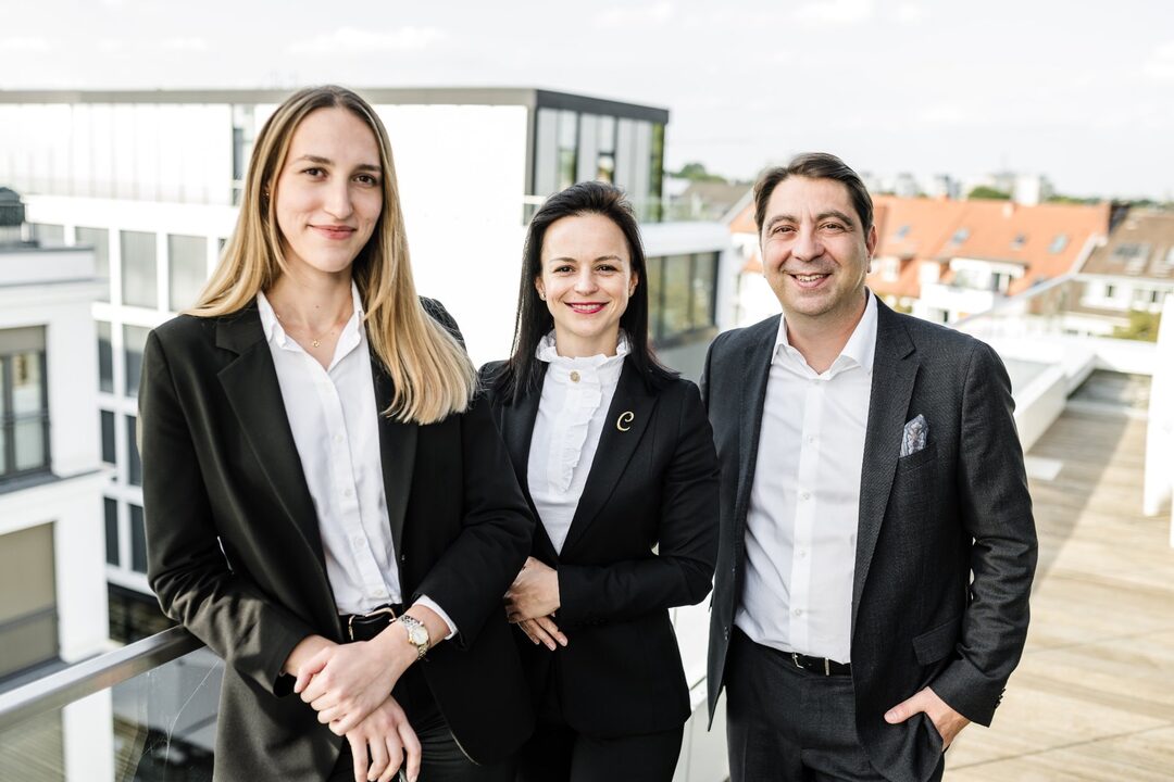 Doctor-Medic Claudia Cosma und Prof. Hakan Kaymak mit Weiterbildungsassistentin Mirela Delina (links)