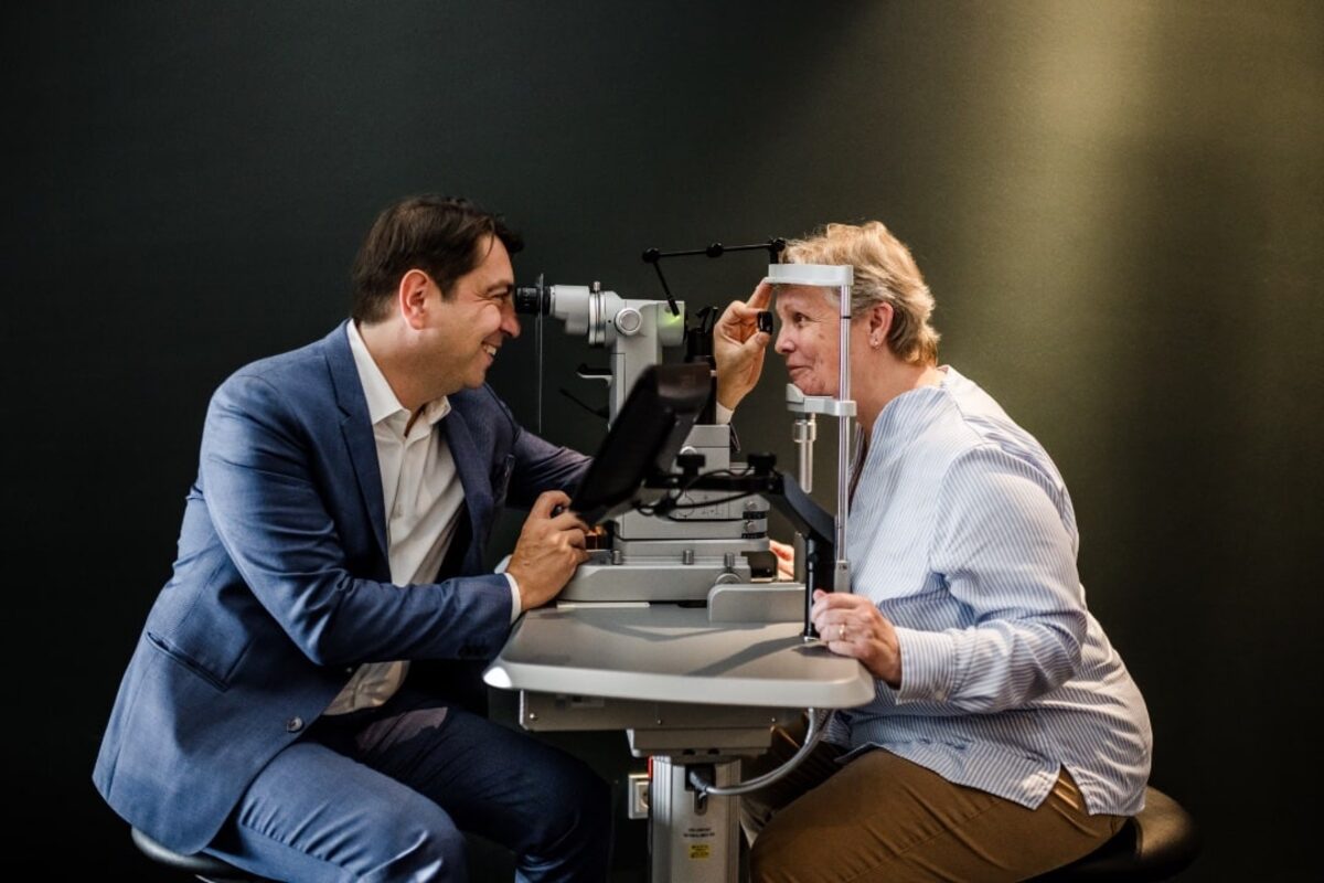 Dr. Kaymak bei der Behandlung eines Patienten mit dem Nanolaser.