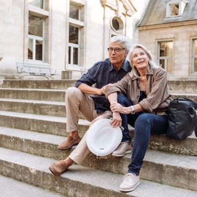 Senior Paar in Paris sitzt auf einer Treppe.