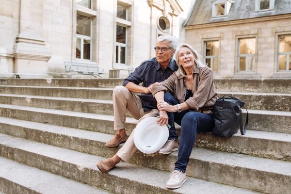 Senior Paar in Paris sitzt auf einer Treppe.