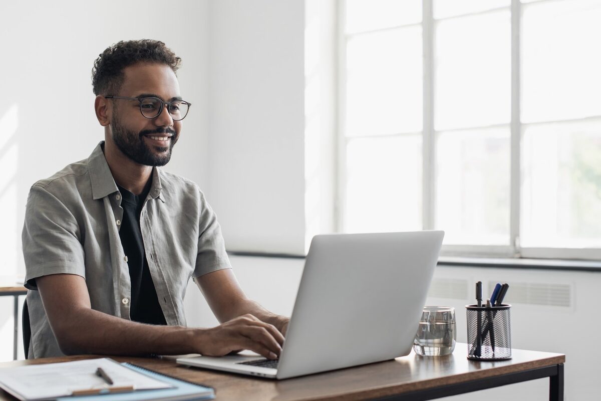 Junger Mann mit Brille arbeitet und lernt am Computer.