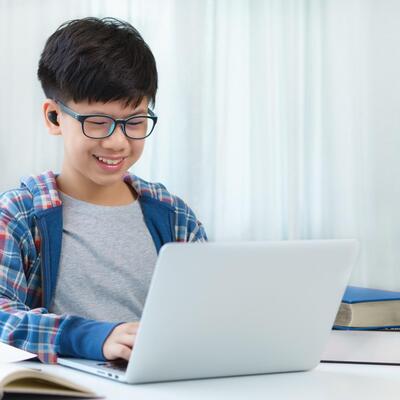 Junge mit Brille und MiYOSMART Brillengläsern.
