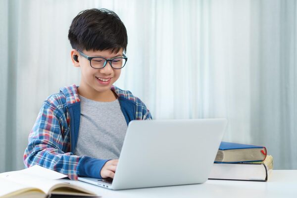 Junge mit Brille und MiYOSMART Brillengläsern.