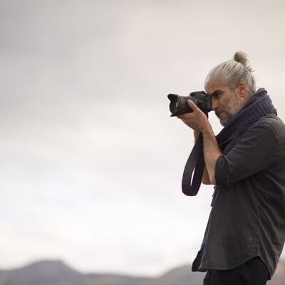 Professioneller Fotograf in einer Berglandschaft fotografiert die Natur.
