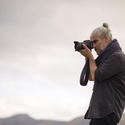 Professioneller Fotograf in einer Berglandschaft fotografiert die Natur.
