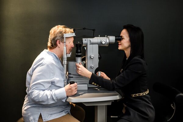 Patientin mit Frau Cosma am YAG-Laser