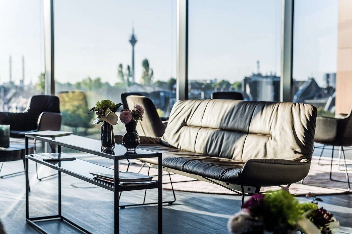 Der Wartebereich unseres Augenzentrum mit Blick auf die Skyline von Düsseldorf.