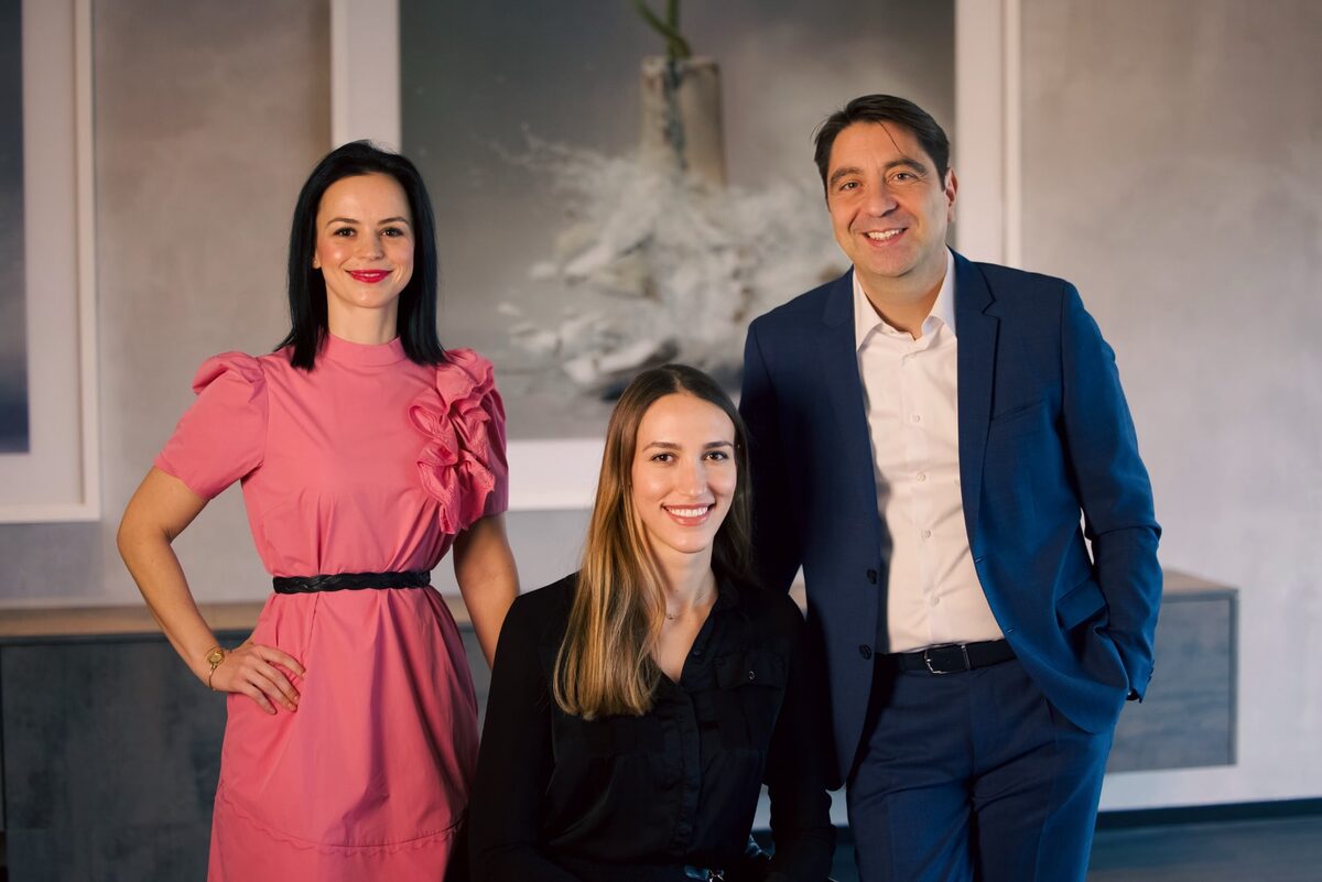 Doctor-medic Claudia Cosma, FEBO, Mirela Delina, Ärztin in Weiterbildung, und Prof. Dr. Hakan Kaymak.