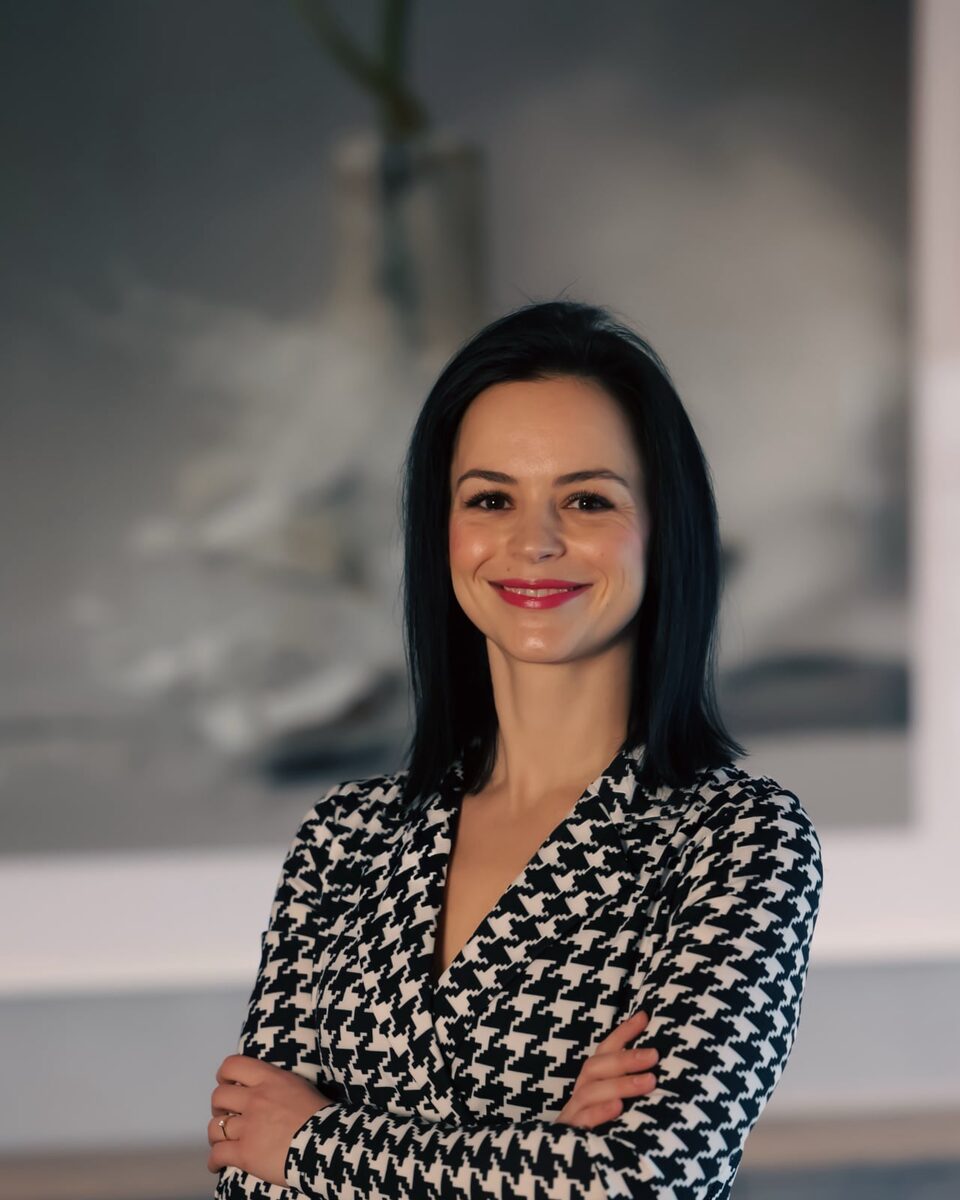 Portrait von Augenärztin Claudia Cosma in Düsseldorf.