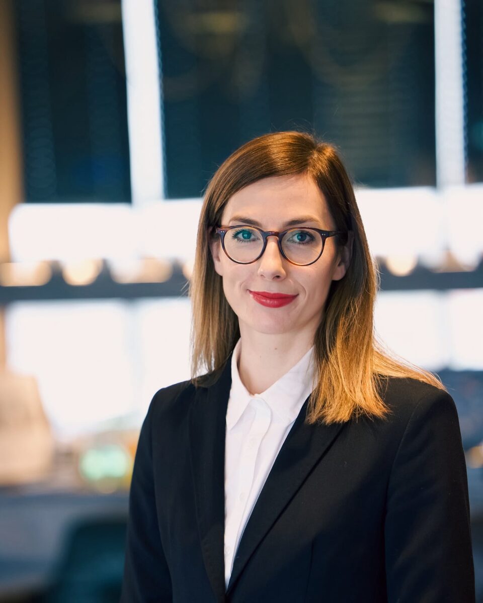 Portrait von Katarzyna Holenderski, Augenärztin in Düsseldorf.