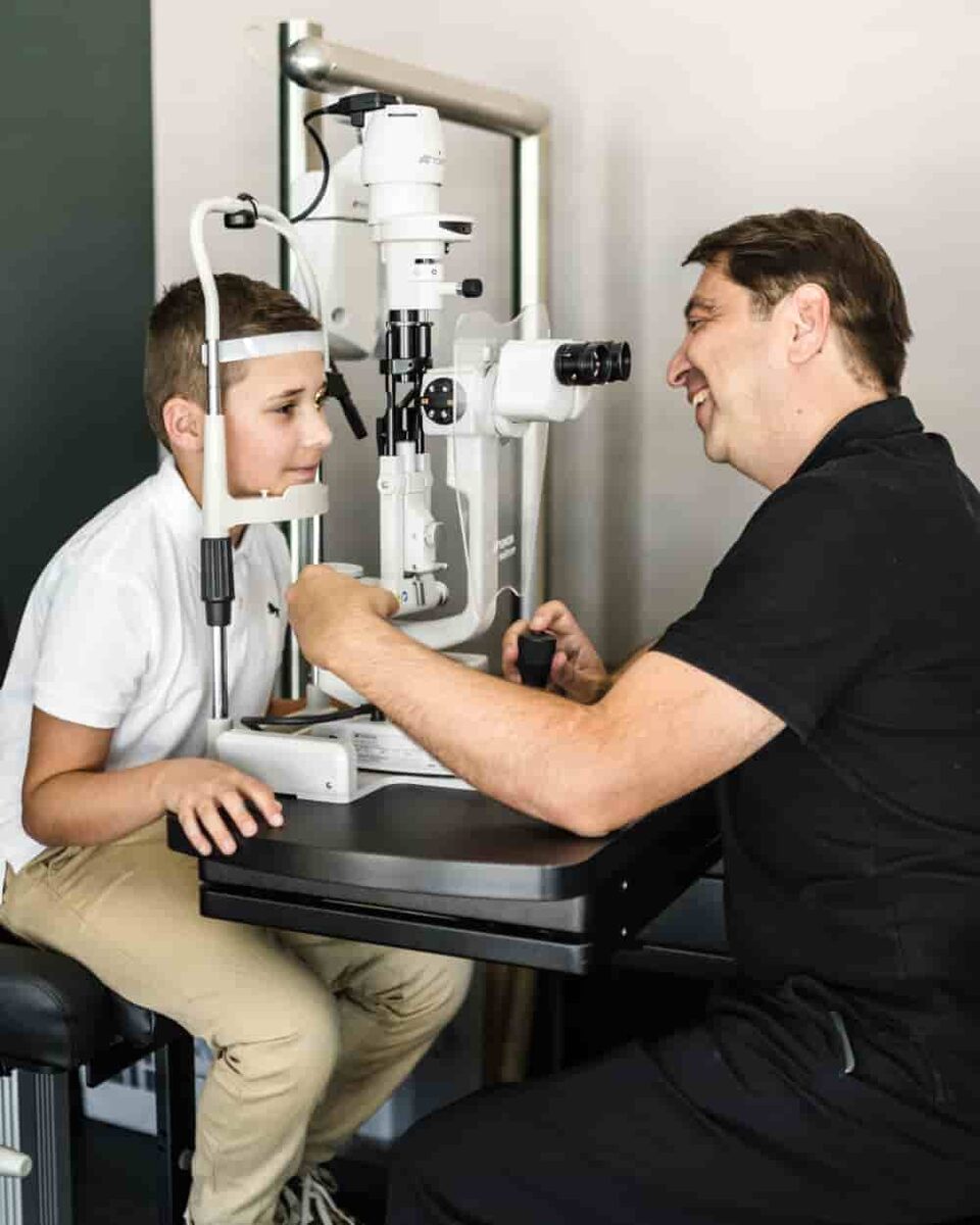 Prof. Dr. Kaymak untersucht ein Kind im Rahmen der Myopiekontrolle.