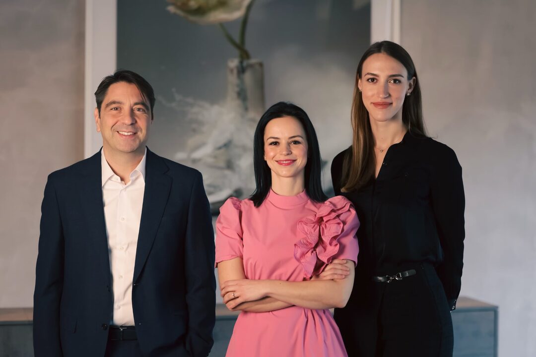 Das Ärzteteam im Makula-Netzhaut-Myopie-Zentrum: Prof. Dr. Hakan Kaymak, Doctor-medic Claudia Cosma, FEBO, und Mirela Delina, Ärztin in Weiterbildung.